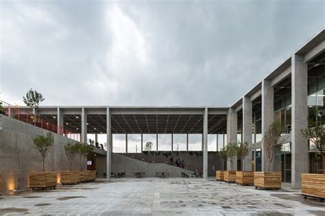 Gallery of Escuela Banciaria y Comercial Aguascalientes / Ignacio Urquiza, Bernardo Quinzaños ...