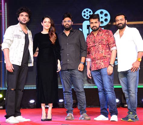 DJ Tillu | Cast & Crew | News | Galleries | Movie Posters | Watch DJ ...