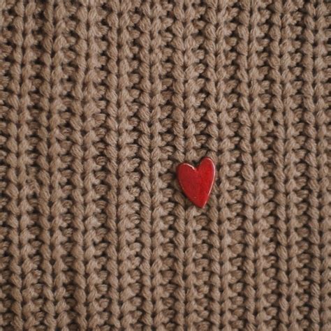 Coeur rouge décoratif sur fond de texture tricotée beige célébration de ...