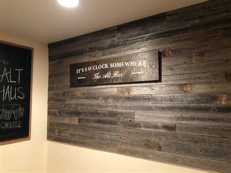 Wood Paneling Accent Wall - Spielzeug