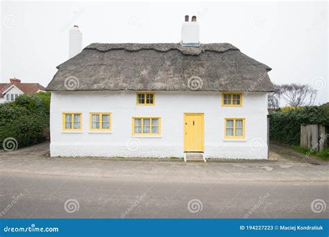 Casa De Campo Con Techo De Paja En Inglés. Imagen de archivo - Imagen ...