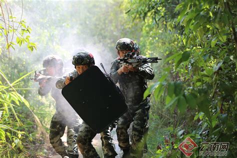 中国武警部队雪豹突击队进行反恐演习(组图)