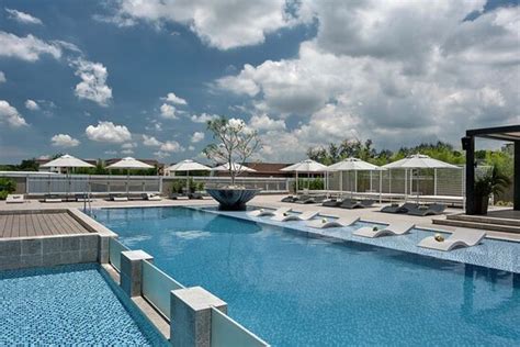 The Swissotel across is much better - Review of Clark Marriott Hotel ...