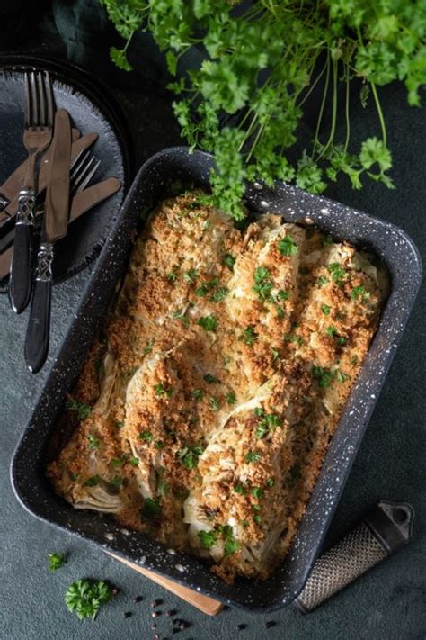 Einfaches Rezept für Spitzkohl aus dem Ofen mit Parmesankruste