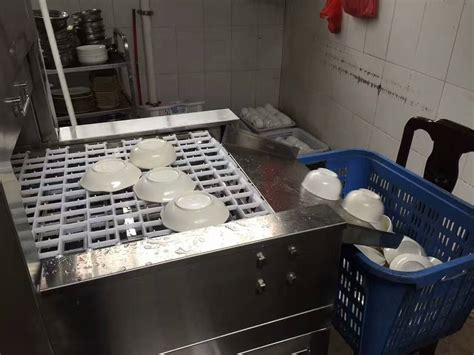 洗碗工收到工资硬塞给老板500元，老板称头一次遇到这样的员工 - 知乎
