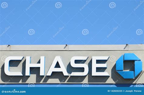 Chase Bank Sign and Logo editorial image. Image of lighting - 142820225
