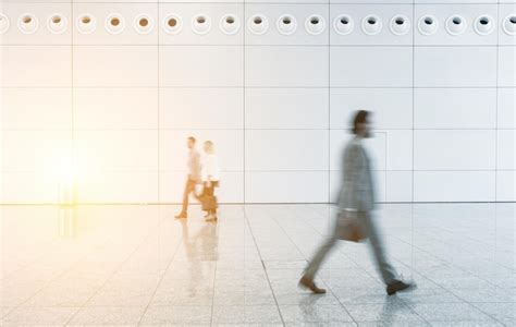 Business People Walking 的图像结果