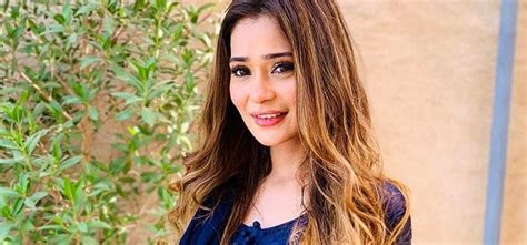 Sara Khan को हुआ Corona, बोलीं - कोई लक्षण नहीं थे | TV Actress sara ...