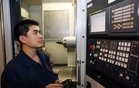 女学徒工程师在工厂操作数控机床的肖像美女机器设备高清摄影大图-千库网