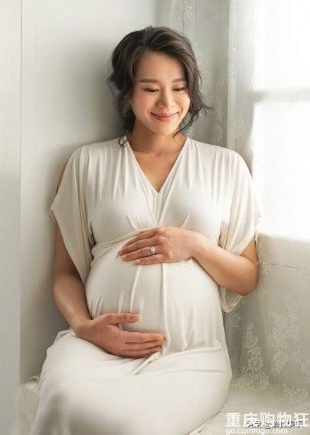怀孕8个月还能秀腹肌 女明星孕期身材照样苗条_大苏网_腾讯网