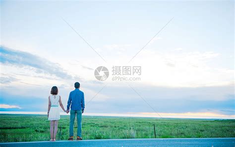 青海公路的情侣高清图片下载-正版图片500627139-摄图网