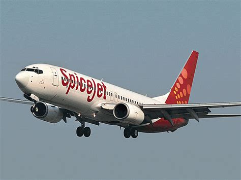 SpiceJet Crisis: Officials Unpaid, Staff Layoff | 13 Planes Left