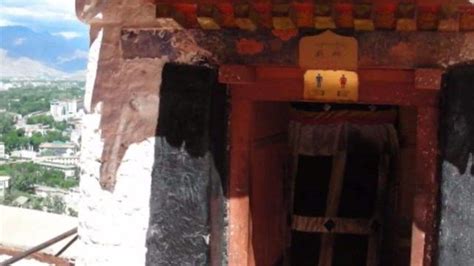 布达拉宫的厕所长达300年都没有清理过，进去后里面环境吓人一跳_腾讯新闻