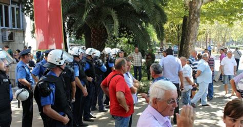 Penzioneri KAP-a krenuli u Skupštinu, policija reagovala