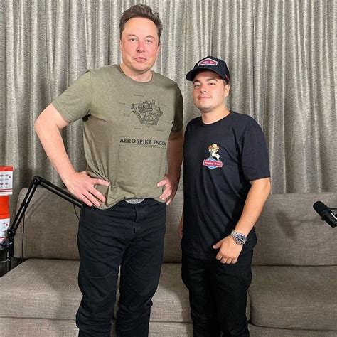 Elon Musk Outfit from August 4, 2022 | WHAT’S ON THE STAR?