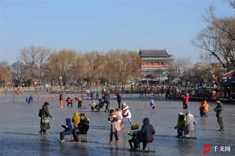 什刹海冰场昨日通过安全测冰 正式开门迎客 _ 视频中国