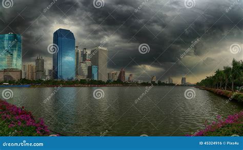 雨和风雨如磐的云彩在都市风景，曼谷， 库存照片. 图片 包括有 阴云密布, 投反对票, 横向, 蓝色, 轰隆的 - 45324916