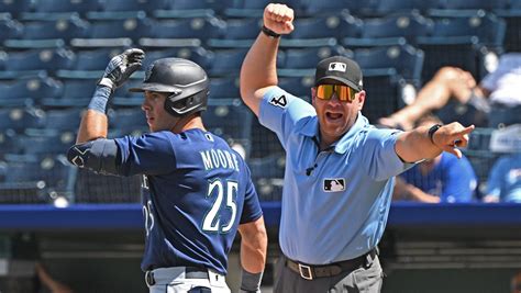 Mariners' Dylan Moore commits giant gaffe on basepaths vs. Royals