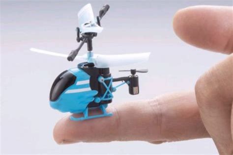 世界上最小的遥控飞机:仅65毫米长(相当于拇指大小)_探秘志