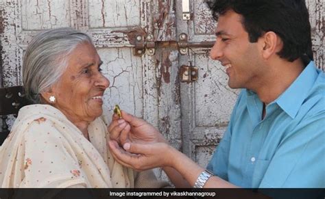 शेफ विकास खन्ना ने इंस्टाग्राम पर शेयर किया 'बीजी' को लिखा 20 साल ...