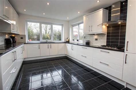 19+ Sleek Black Kitchen Floor Ideas