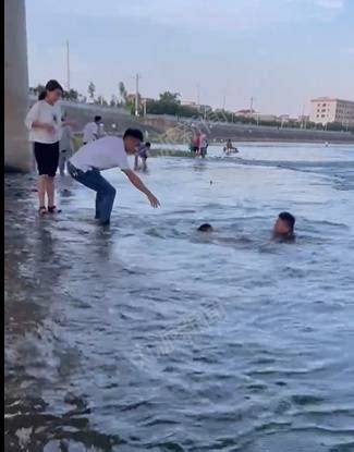 湖南一男童河边游玩不慎溺水，被路人救起脱险，目击者：救人者手机都没掏出来，就跳入水中_肖先生_男孩_上岸