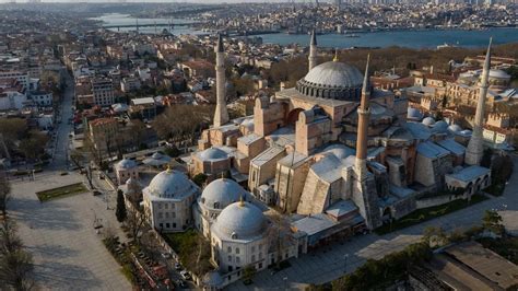 The Hagia Sophia will collapse if it is not closed, a Turkish professor warns