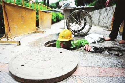 下水道清淤工人：忍着恶臭工作 一人脏换来万家净_县市新闻_温州网