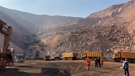 内蒙古煤矿瞬间坍塌画面：山体滑落尘土滚滚，多台机械车被吞没！应急管理部部长率工作组急赴现场 | 每经网