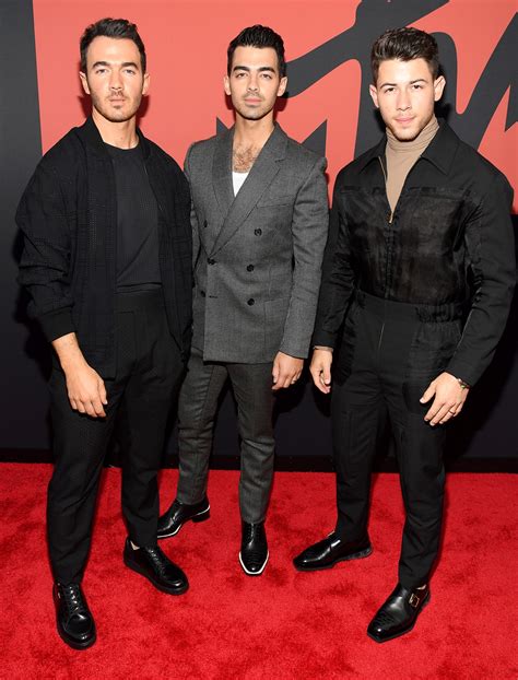 How tall is Kevin Jonas - Super Stars Bio