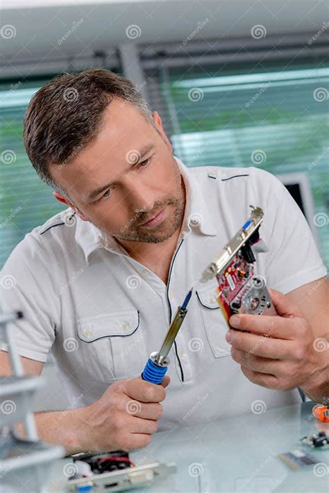 Computer Repair Man Visit 的图像结果