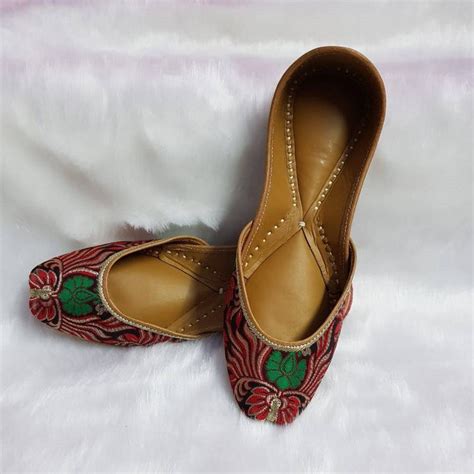 Handcrafted Red and Green Jutti in Banarasi Brocade – Khinkhwab