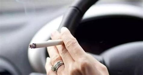 为什么外国人开车吸烟都关着窗，国人却都开着窗-新浪汽车