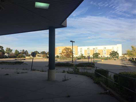 Abandoned Supermarket on Long Island [1280x960] [OC] : r/AbandonedPorn