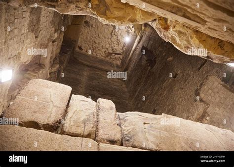 Inside a Step Pyramids 的图像结果