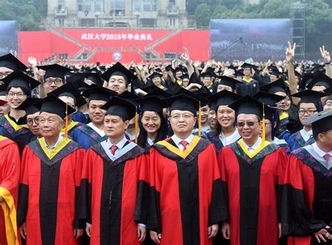 武汉大学万余名学生冒雨参加毕业典礼