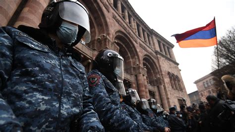 Митингующие начали собираться у здания правительства Армении - РИА ...