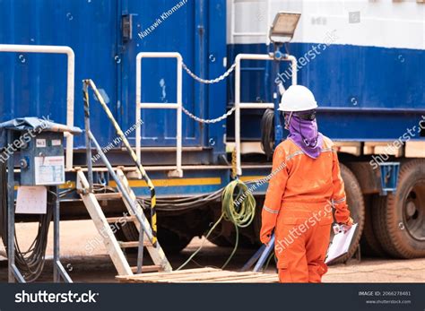 People Walking around a Work Site 的图像结果