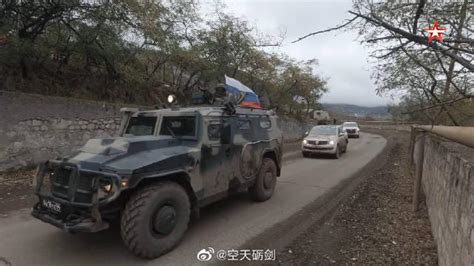 俄罗斯维和部队护送阿塞拜疆武装部队车队进入纳卡地区_新浪新闻