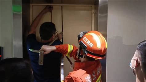 酒店电梯故障导致一名女子被困，武汉消防成功救援-荆楚网-湖北日报网