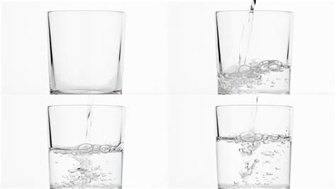 水从厨房的水龙头倒入玻璃杯。概念。厨房里往杯子里倒自来水的特写镜头视频特效素材-千库网