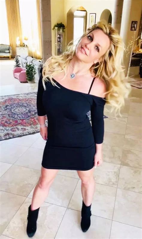 After pregnancy announcement, Britney Spears flaunts her toned body in ...