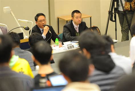 律政司 - 社区参与 - 影音廊 - 相片集 - 律政司司长出席香港专上学生联会举办的论坛