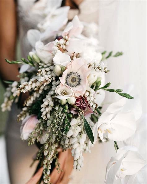 Stunning cascading wedding bouquets ideas [2024 Guide & FAQs]