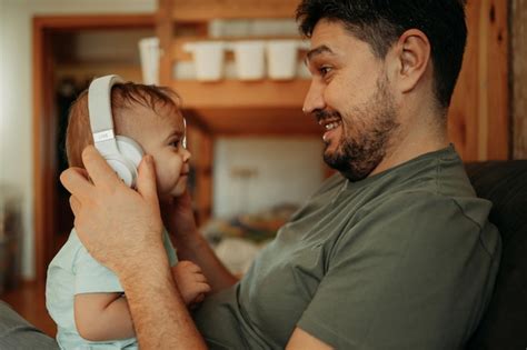 Man Using Phone Side View 的图像结果