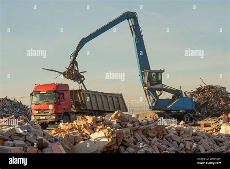 Scrap Loading Truck 的图像结果