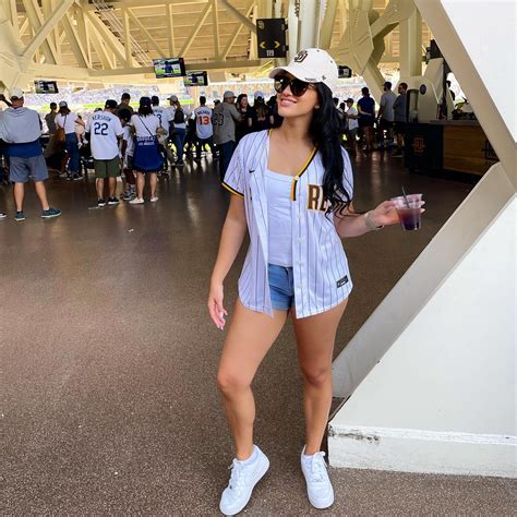 How To Style A Baseball Jersey – 20 Chic Outfit Ideas