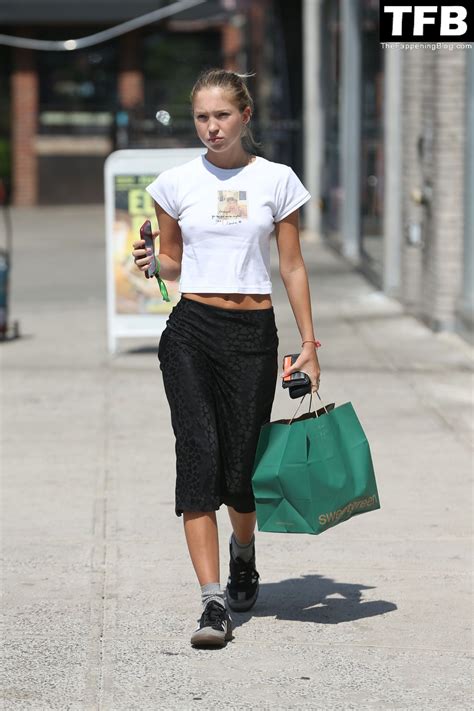 Lila Moss Hack Picks Up Lunch At Sweetgreen In NYC (14 Photos) | PinayFlixx Mega Leaks