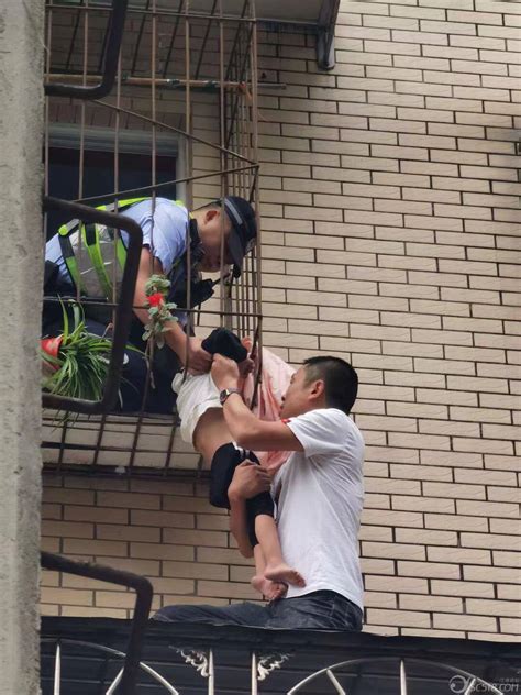 两岁孩子爬窗台寻找父母头部被卡防护栏 警民联手6分钟救出被困小孩 - 液压汇