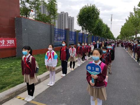 北京：清华大学2018年自主招生开考 考生排队等候进场[2]- 中国日报网